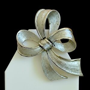 Vintage Signed Crown Trifari Silver Tone Bow Brooch